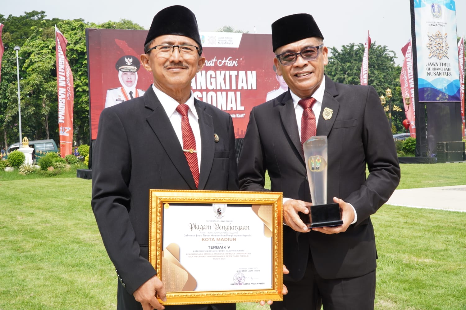 Sekretaris DPRD Kota Madiun Misdi dan Ketua DPRD Armaya usai penerimaan penghargaan JDIH Award 2025 di Surabaya, Selasa (20/5). FOTO: SEKRETARIAT DPRD KOTA MADIUN