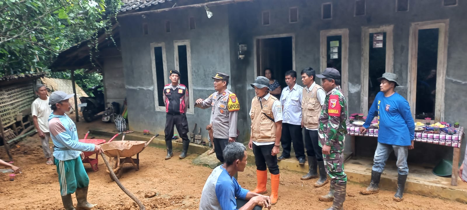 Anggota TNI/Polri, dan Pemdes Nawangan dibantu dengan warga setempat mengevakuasi material longsor yang menerjang rumah Tukijo di Dusun Sidoharjo,&nbsp;Rabu (21/5). FOTO:&nbsp;POLSEK NAWANGAN FOR RADAR PACITAN