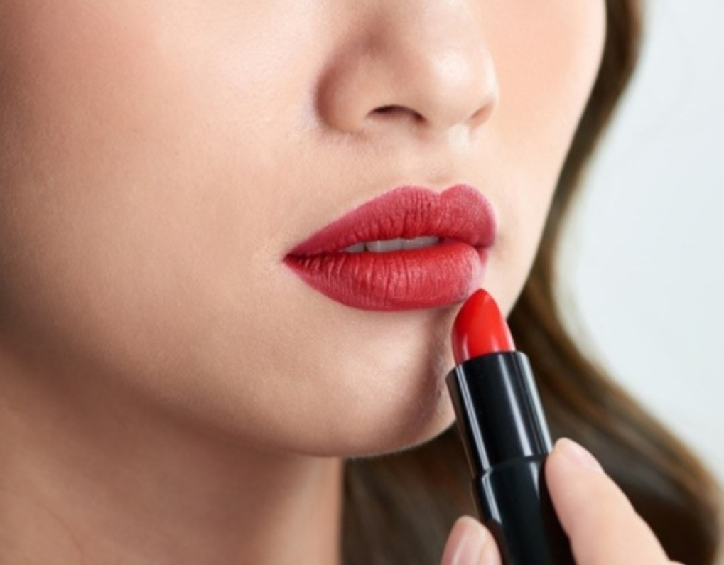 Ilustrasi rekomendasi lipstik Wardah merah cocok untuk kencan.