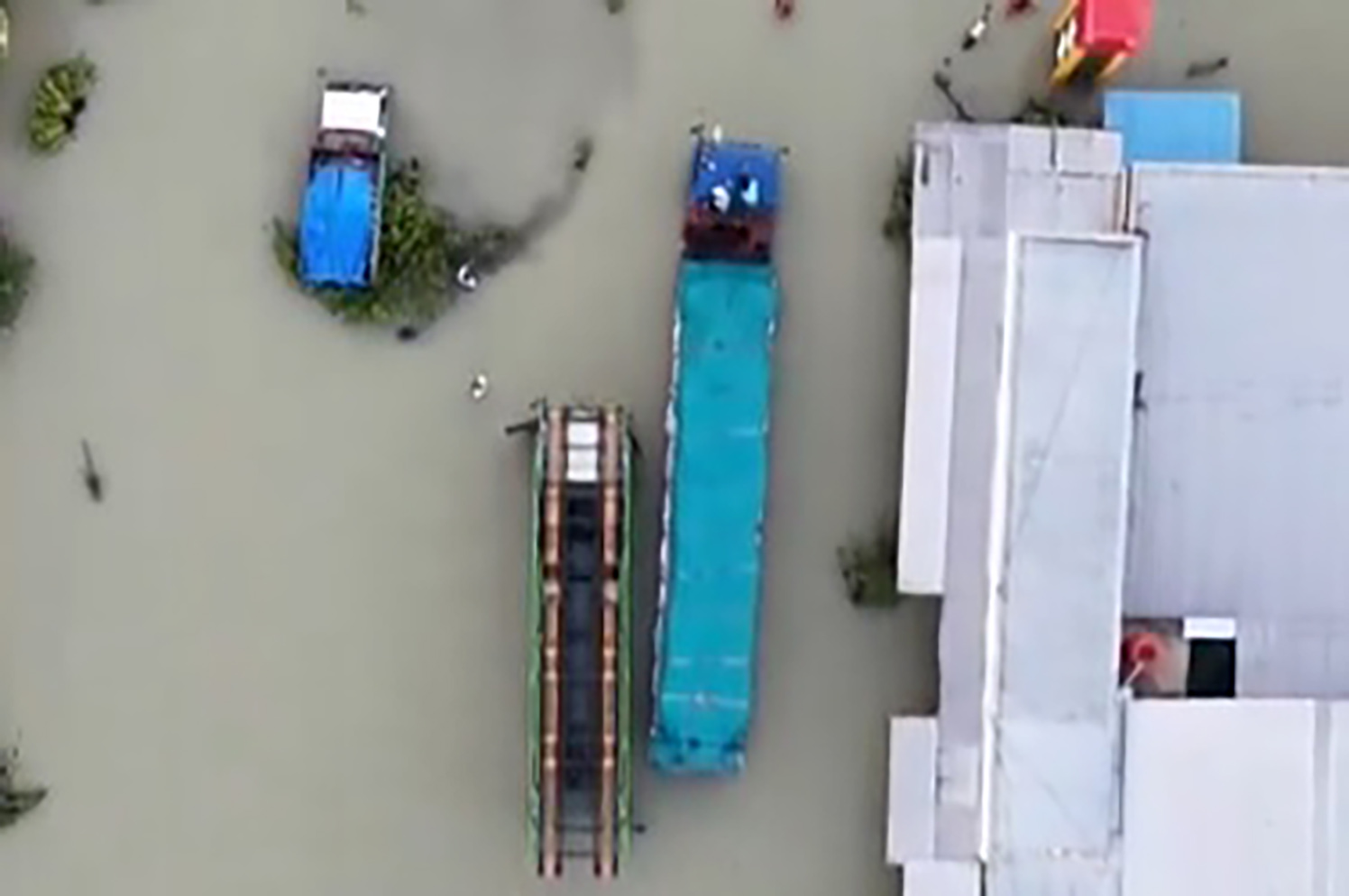 Terlihat bahwa peristiwa banjir ini&nbsp;berdampak pada transportasi, membuat truk. mobil dan angkutan-angkutan besar terendam air.