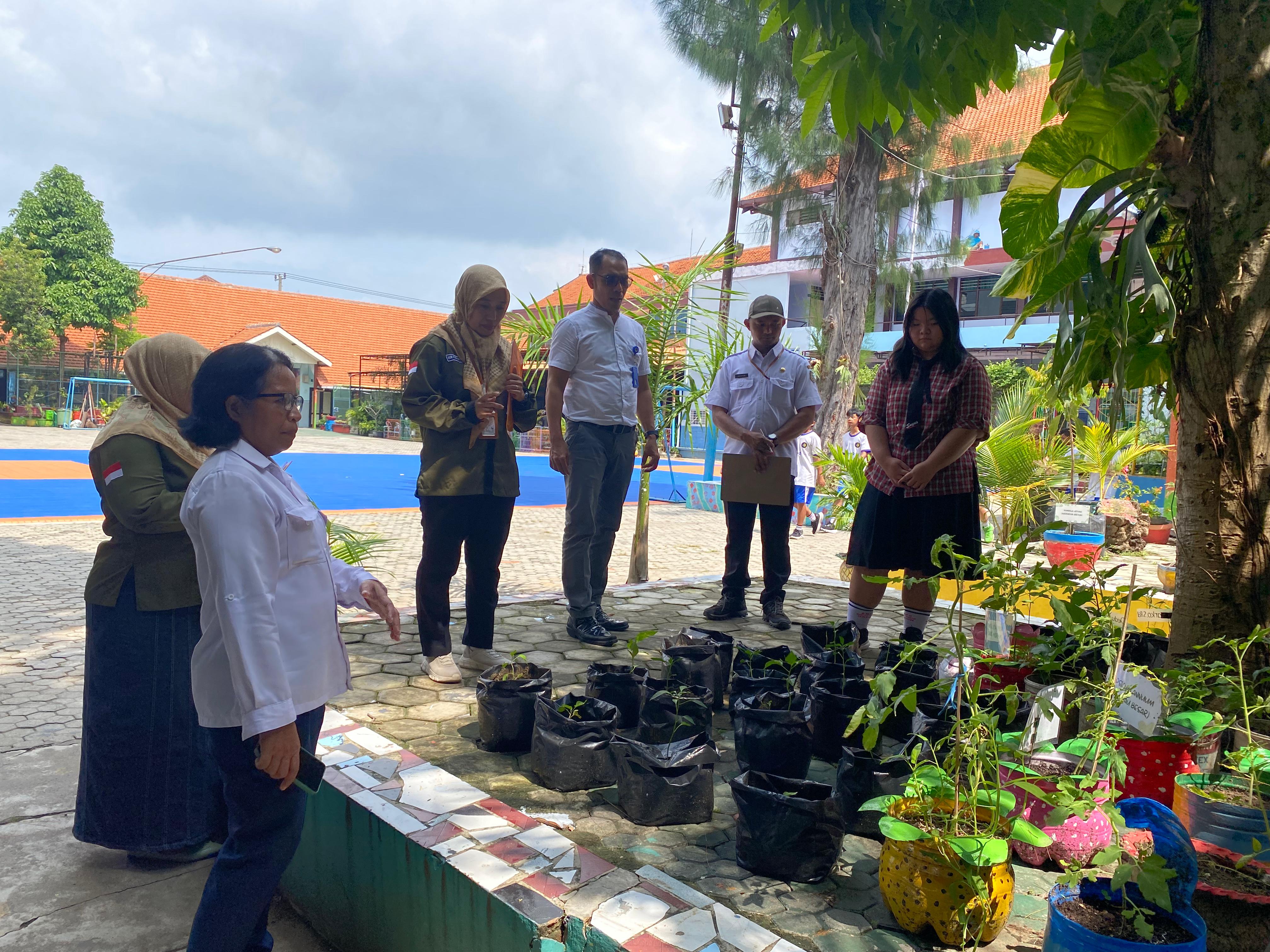 Tim juri dari Uniska Kediri dan DKPP Kota Madiun saat melakukan penilaian lomba Sekolah Peduli Inflasi di SMPK Santo Yusuf, kemarin (21/5). FOTO:&nbsp;BAGAS BIMANTARA/RADAR MADIUN