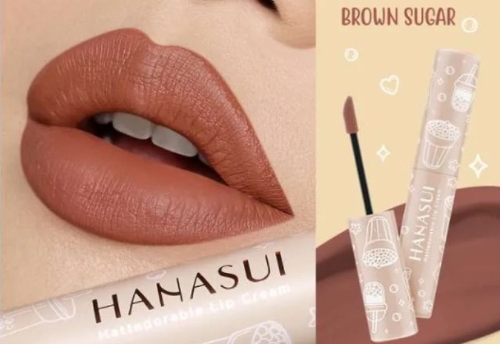 Rekomendasi lipstik Glossy warna cantik yang salah satunya Brown Sugar.