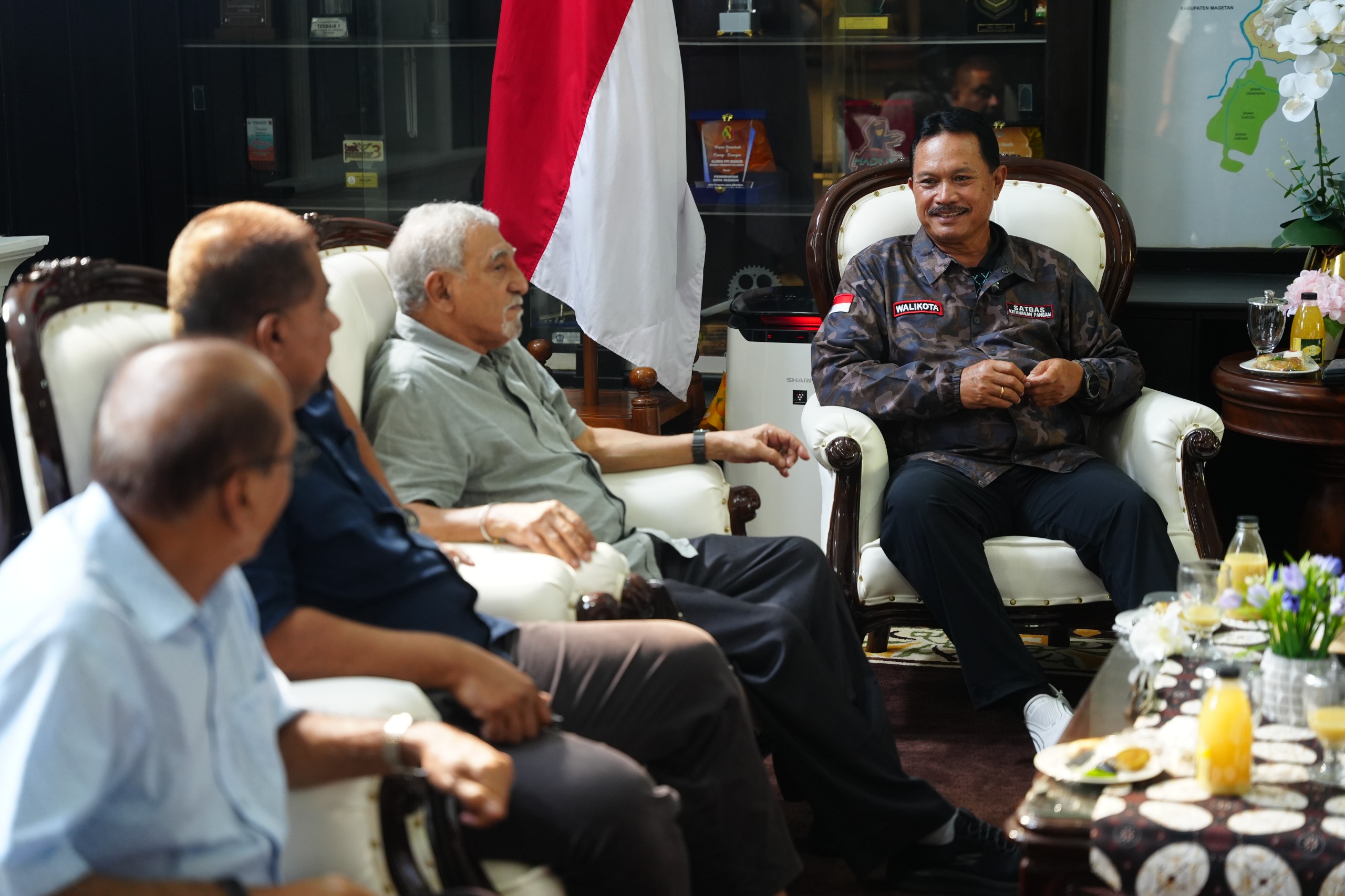 Wali Kota Maidi menemui dua calon investor dari Arab Saudi dan India di balai kota, kemarin (21/5). FOTO:&nbsp;DISKOMINFO UNTUK JAWA POS RADAR MADIUN