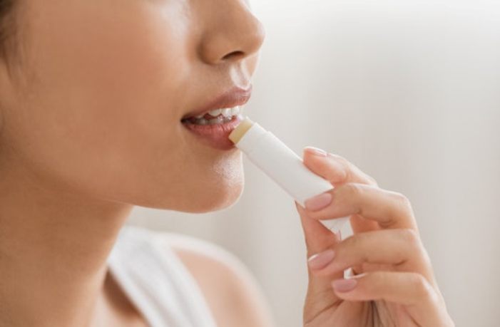 Ilustrasi rekomendasi lip balm terbaik untuk bibir hitam dan kering.