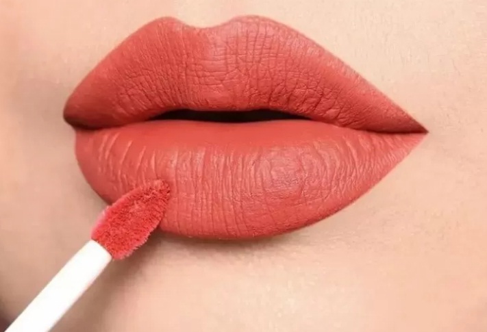 Ilustrasi rekomendasi lipstik Make Over waterproof yang terbaik.