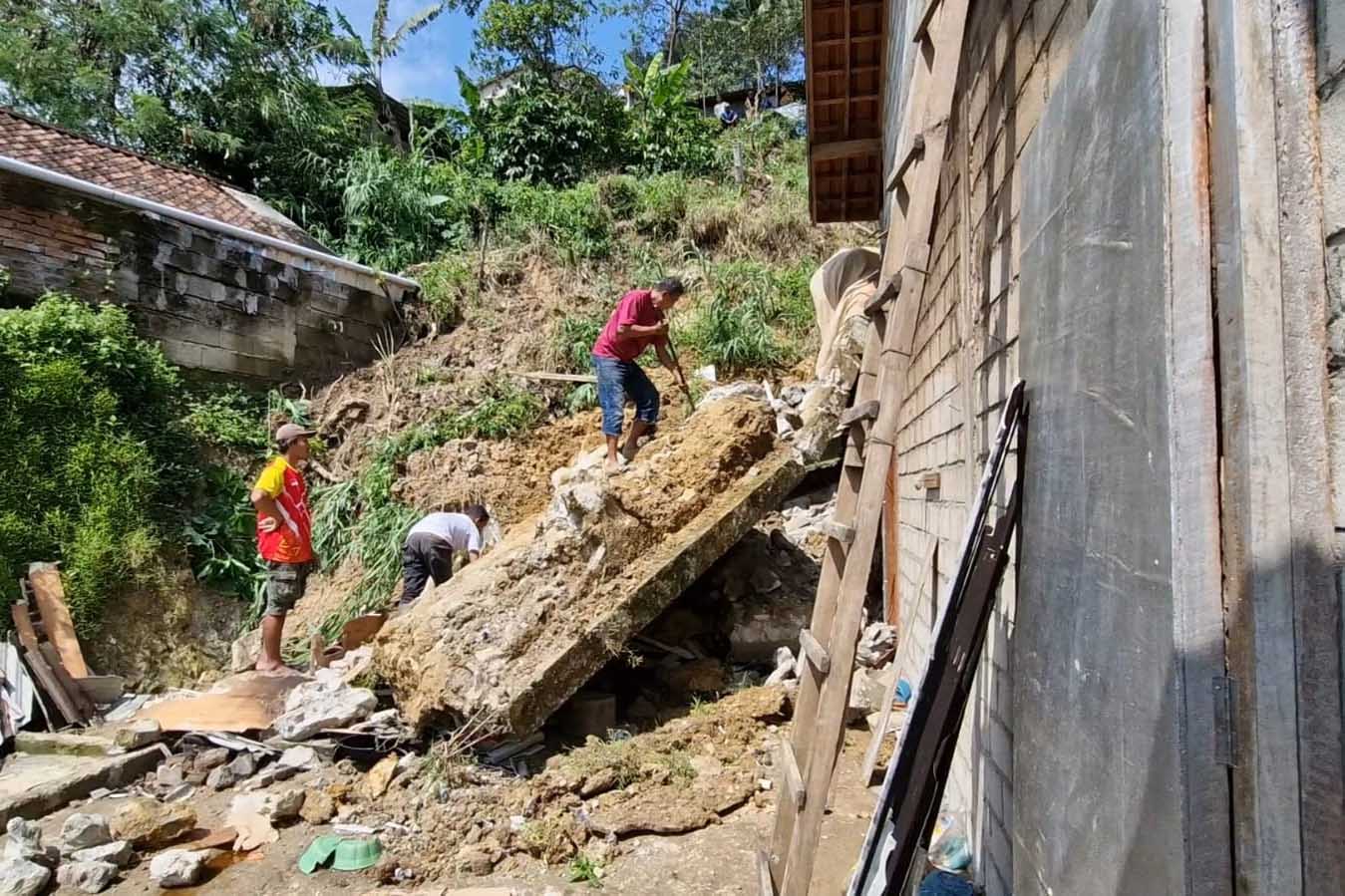 JEBOL: Rumah milik Hariyanto, warga Desa Jurug, Kecamatan Sooko, Ponorogo rusak diterjang tanah longsor tebing setinggi 25 meter, Selasa 20 Mei 2025.&nbsp;