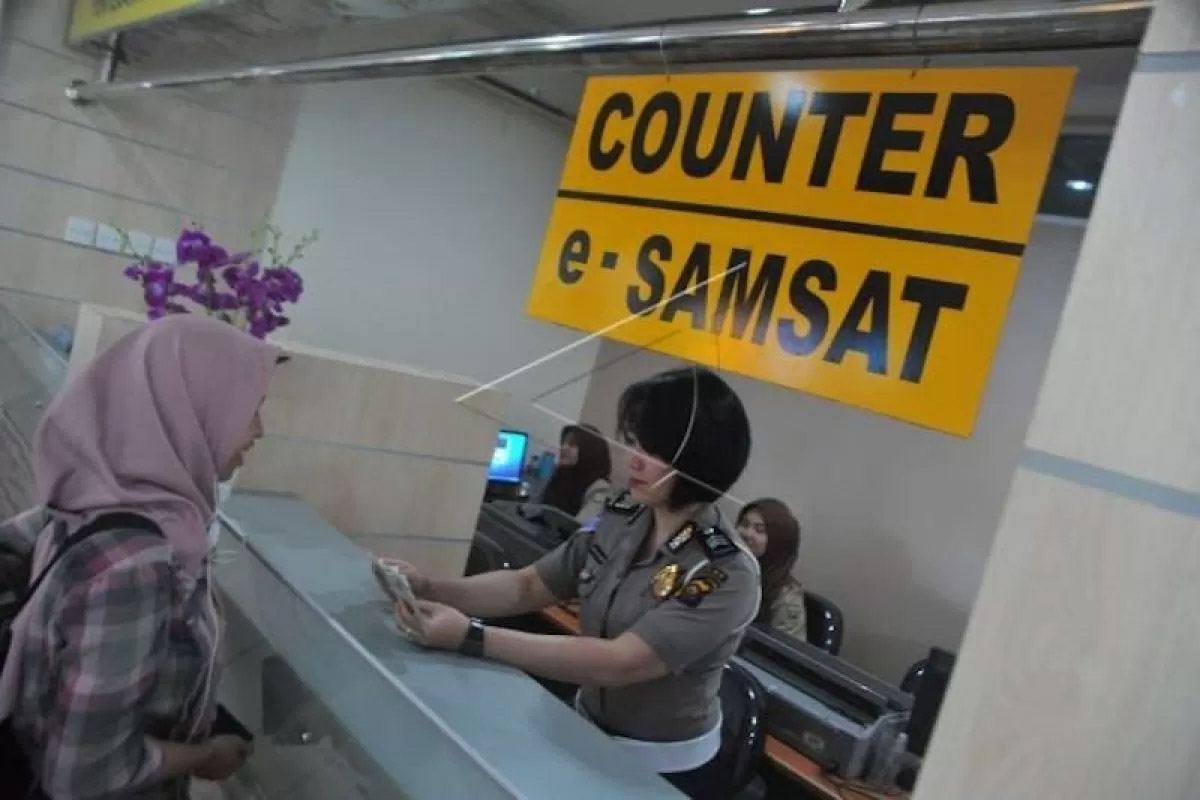 Ilustrasi proses pembayaran pajak kendaraan di Kantor Samsat. Pemerintah mengeluarkan kebijakan pengapusan biaya balik nama kendaraan bermotor atau BBNKB.