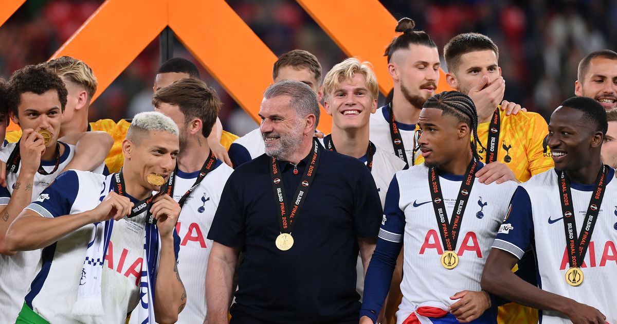 Ange Postecoglu dan para pemain Tottenham merayakan gelar juara Liga Europa 2024/2025.