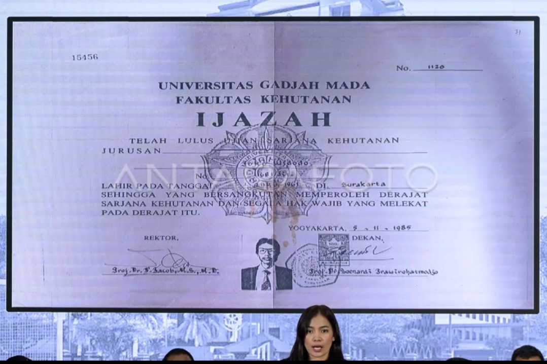 Layar menampilkan ijazah Presiden ke-7 RI Joko Widodo saat konferensi pers tentang hasil penyelidikan pengaduan masyarakat tentang dugaan tindak pidana terkait ijazah Joko Widodo di Bareskrim, Kamis.