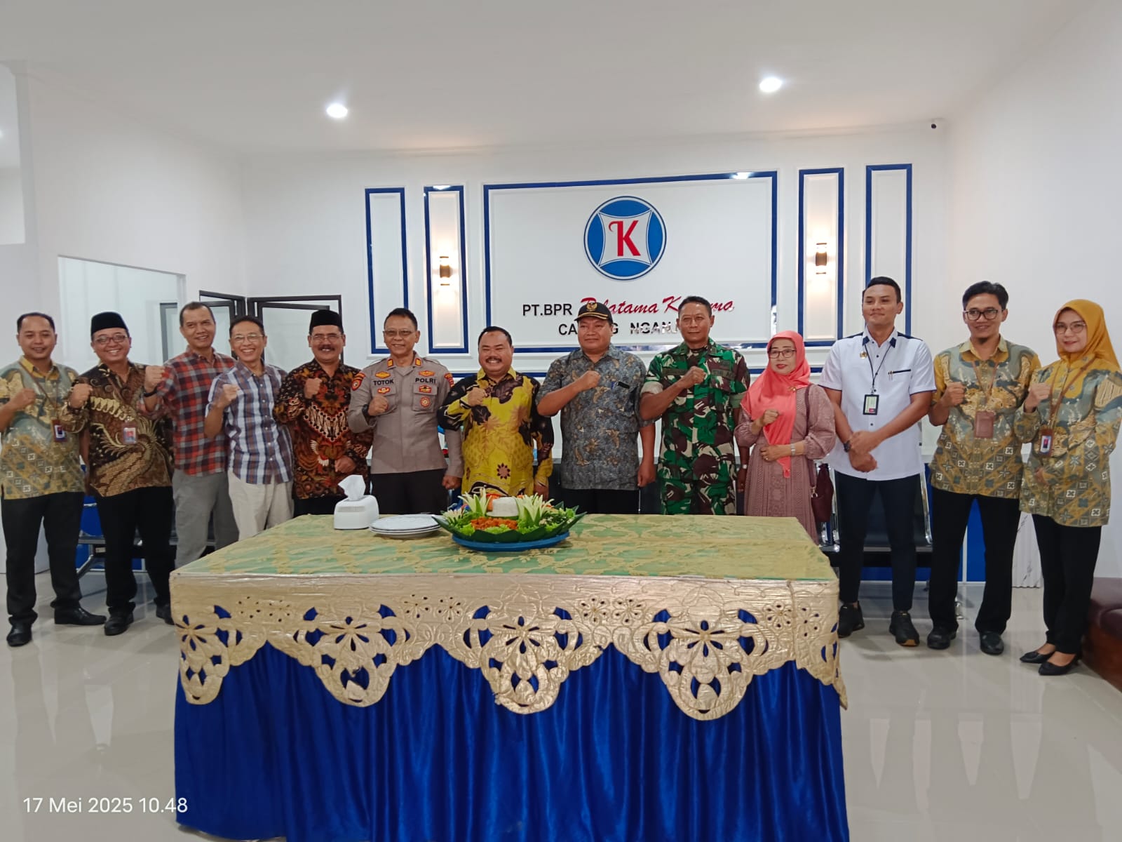 BARU: Ketua Perbarindo DPK Madiun, H. Muhammad Amir membuka kantor baru BPR Polatama Kusuma di Nganjuk.
