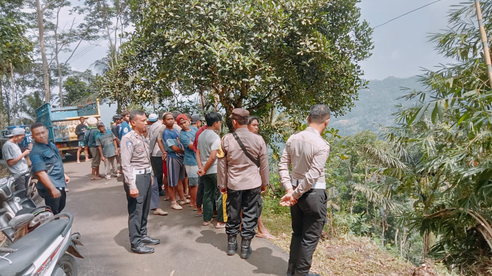 Petugas kepolisian melakukan olah TKP di lokasi kecelakaan truk yang mengalami rem blong di Desa Karanggede, Kecamatan Arjosari, Pacitan, Rabu (21/5). FOTO: POLSEK ARJOSARI