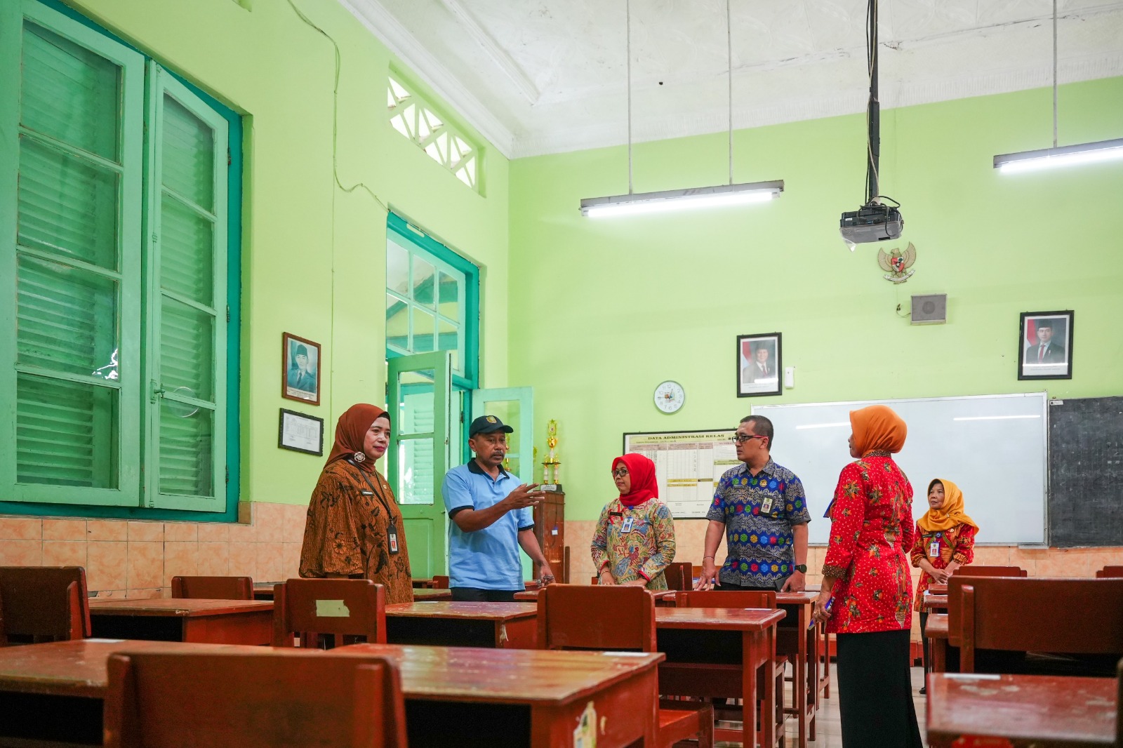 Pihak Dinas Pendidikan Kota Madiun saat meninjau lokasi pelaksanaan tes terstandar di SMPN 1 kemarin (22/5). FOTO: DISKOMINFO UNTUK RADAR MADIUN