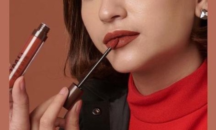 Ilustrasi rekomendasi lipstik OMG untuk bibir hitam.