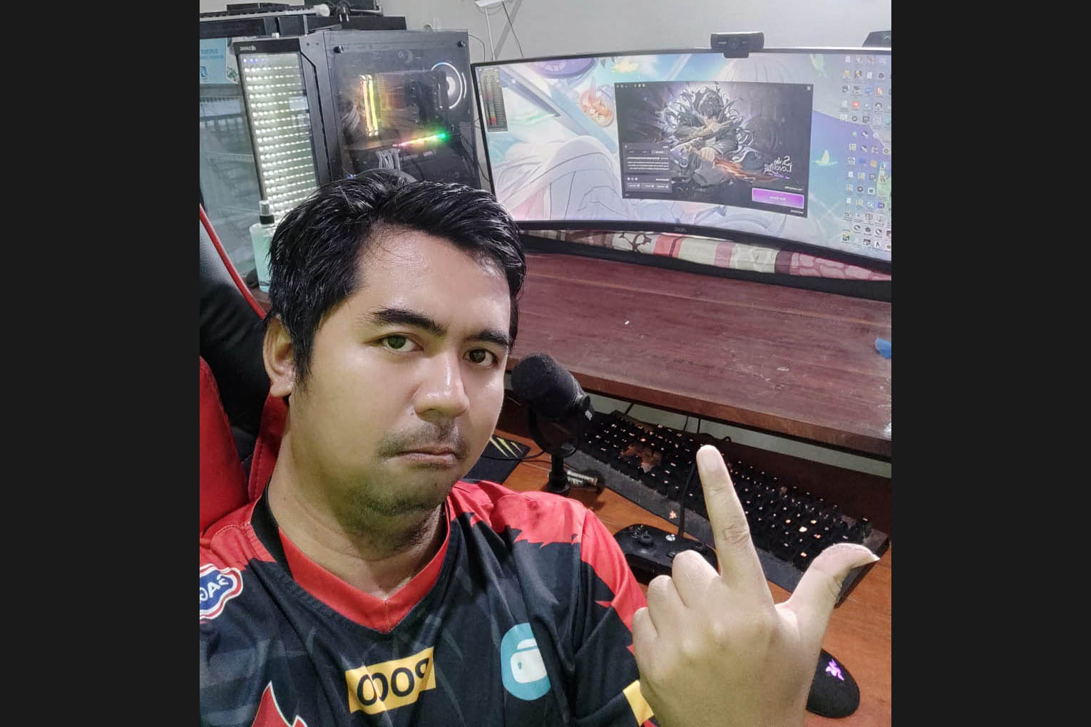KONDANG: Satria Yudha Gumelar saat live streaming non-stop dan berinteraksi dengan subscribernya.