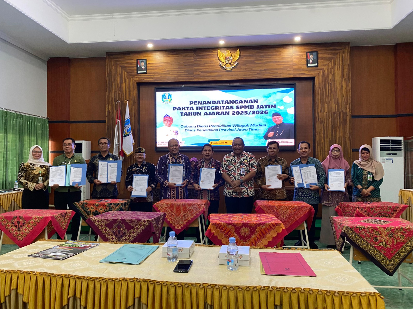 Penandatanganan pakta integritas SPMB 2025 digelar di SMKN 3 Madiun. Orang tua dan siswa diimbau pahami prosedur. FOTO: ERLITA HERMININGSIH/RADAR MADIUN