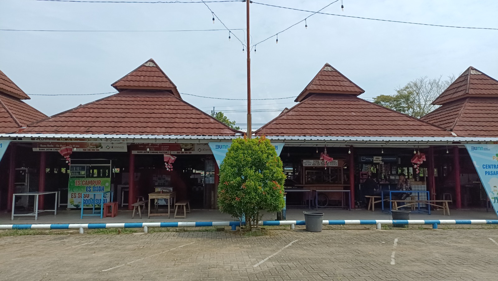 Sentra Kuliner Minulyo makin sepi. Banyak lapak kosong, sebagian jadi tempat tidur pengamen. Pemkab siapkan penataan ulang. FOTO: NUR CAHYONO/RADAR PACITAN