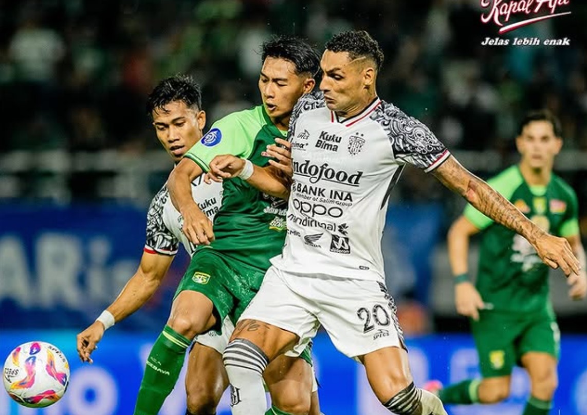 Penyerang Persebaya Malik Risaldi berjibaku dengan para pemain Bali United.
