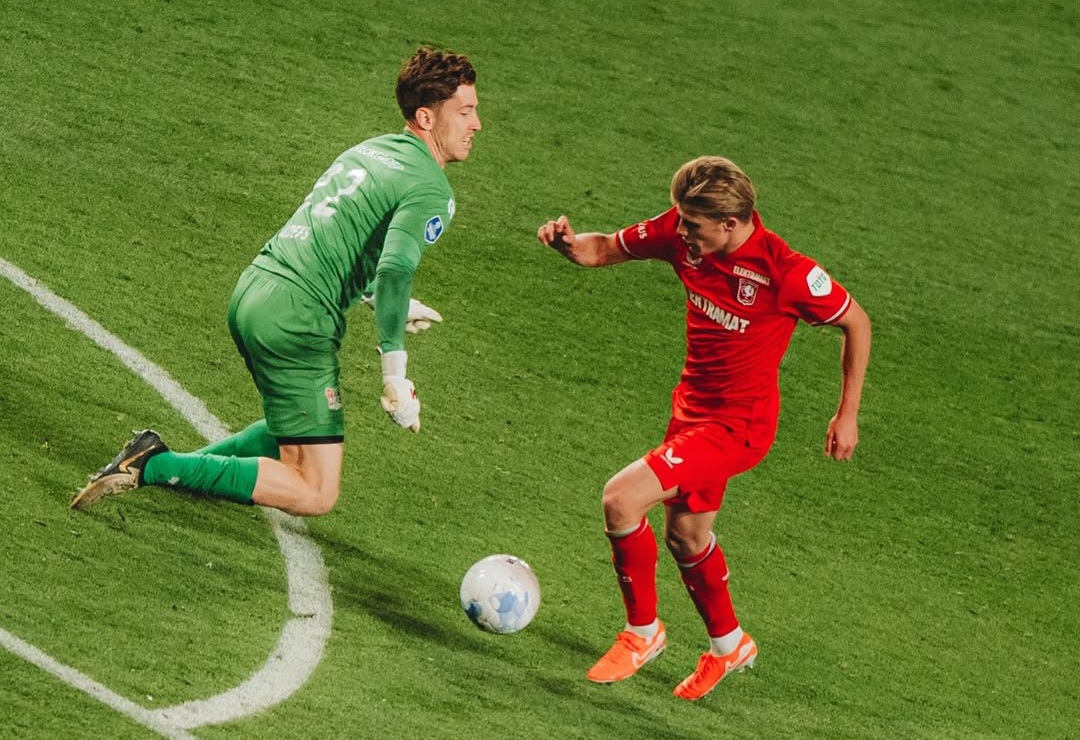 Pemain FC Twente Sem Steijn mencetak gol penyama kedudukan.