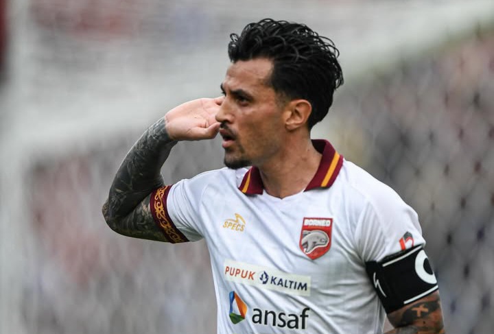 Selebrasi Stefano Lilipaly usai cetak gol.