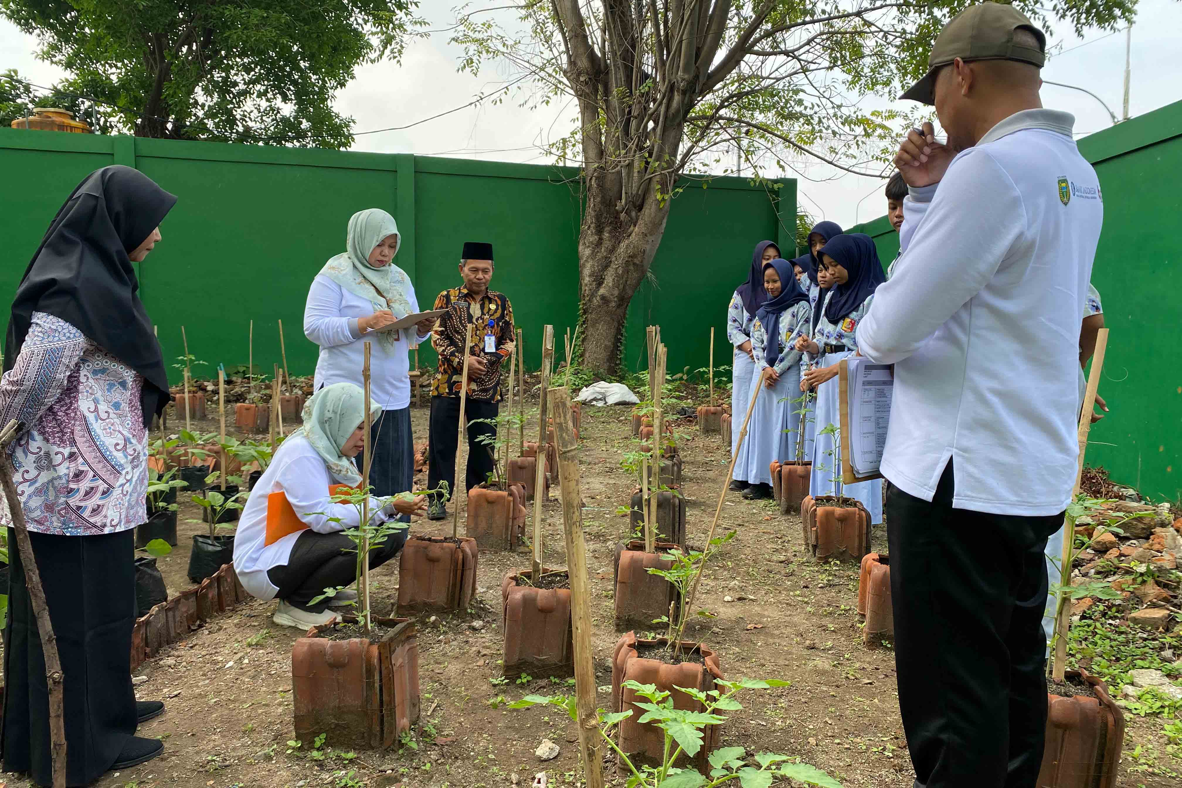 MONEV: Tim juri dari Uniska Kediri dan DKPP melakukan penilaian lomba SPI di SMPN 12 Kota Madiun, Kamis 22 Mei 2025.