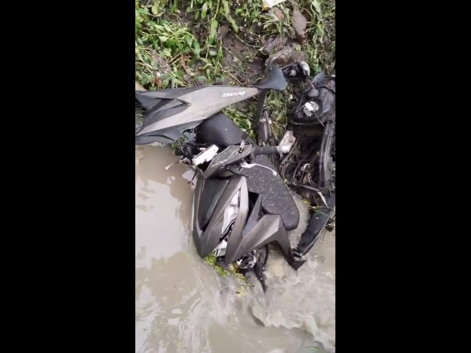 Kecelakaan tunggal terjadi di Jambon, Ponorogo. Remaja 13 tahun ditemukan meninggal tertindih motornya di dalam saluran irigasi. FOTO: TANGKAPAN LAYAR
