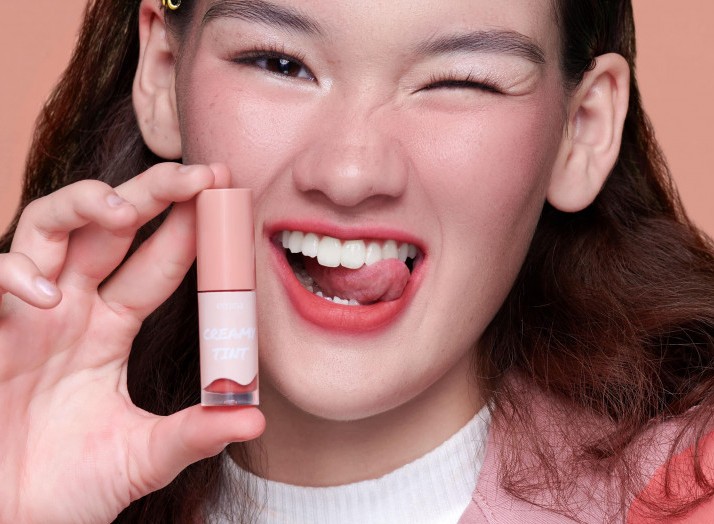 Ilustrasi rekomendasi lipstik Emina terbaik.