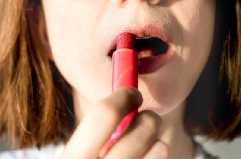 Ilustrasi rekomendasi lipstik SPF lindungi bibir dari sinar UV.