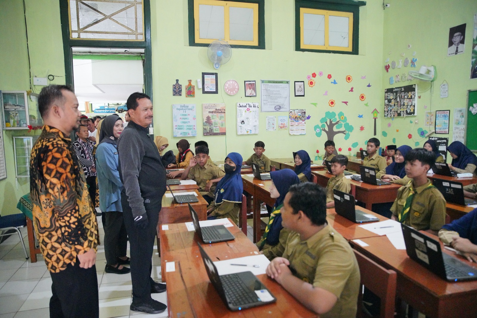 Wali Kota Madiun Maidi saat meninjau pelaksanaan tes terstandar kemarin (24/5). FOTO: BAGAS BIMANTARA/RADAR MADIUN