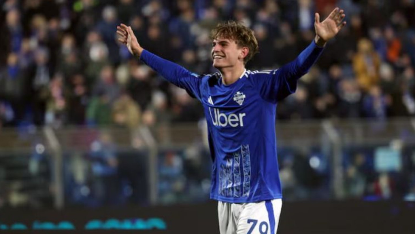 Gelandang Como 1907 Nico Paz meraih gelar pemain muda terbaik Serie A.
