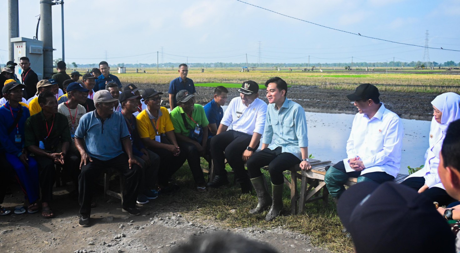 Wapres Gibran bersama Bupati Ngawi Ony Anwar Harsono, Mentan Amran Sulaiman, Gubernur Jatim Khofifah, dan para petani Ngawi.