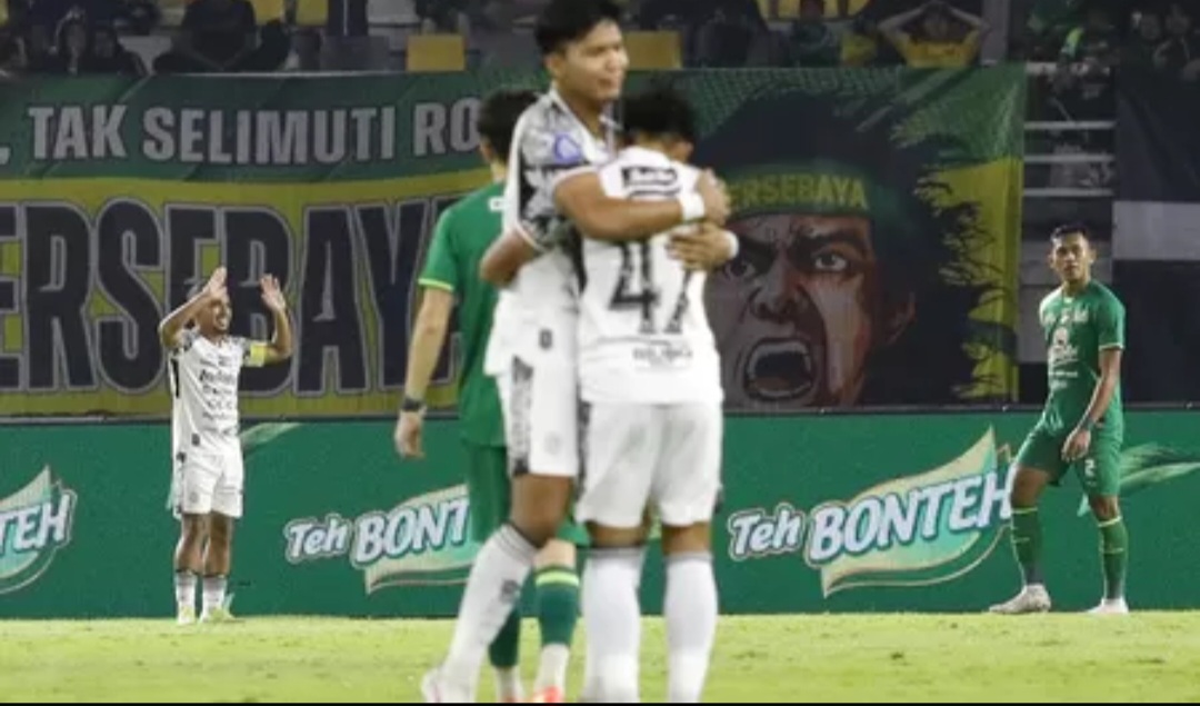 Irfan Jaya (kiri), kapten Bali United FC tidak melakukan selebrasi usai menjebol gawang Persebaya.