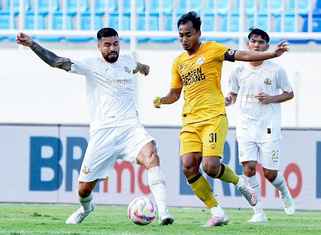 Tuan rumah Arema FC dipermalukan tim tamu Semen Padang dengan skor telak 0-2!