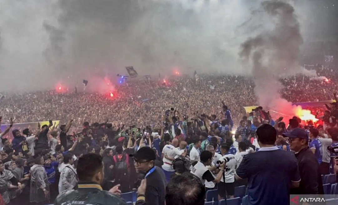 Erick Thohir sesalkan flare dan asap tebal rusak momen juara Liga 1 di GBLA.