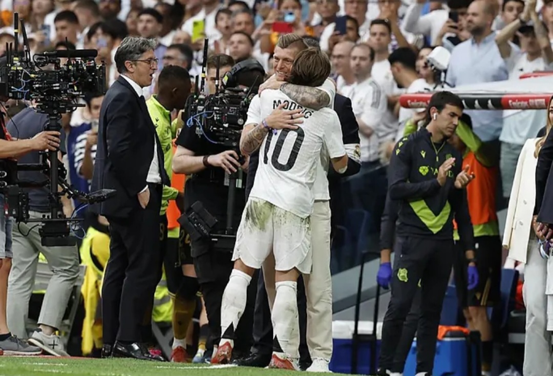 Toni Kross memeluk Luka Modric usai laga pamungkas La Liga.
