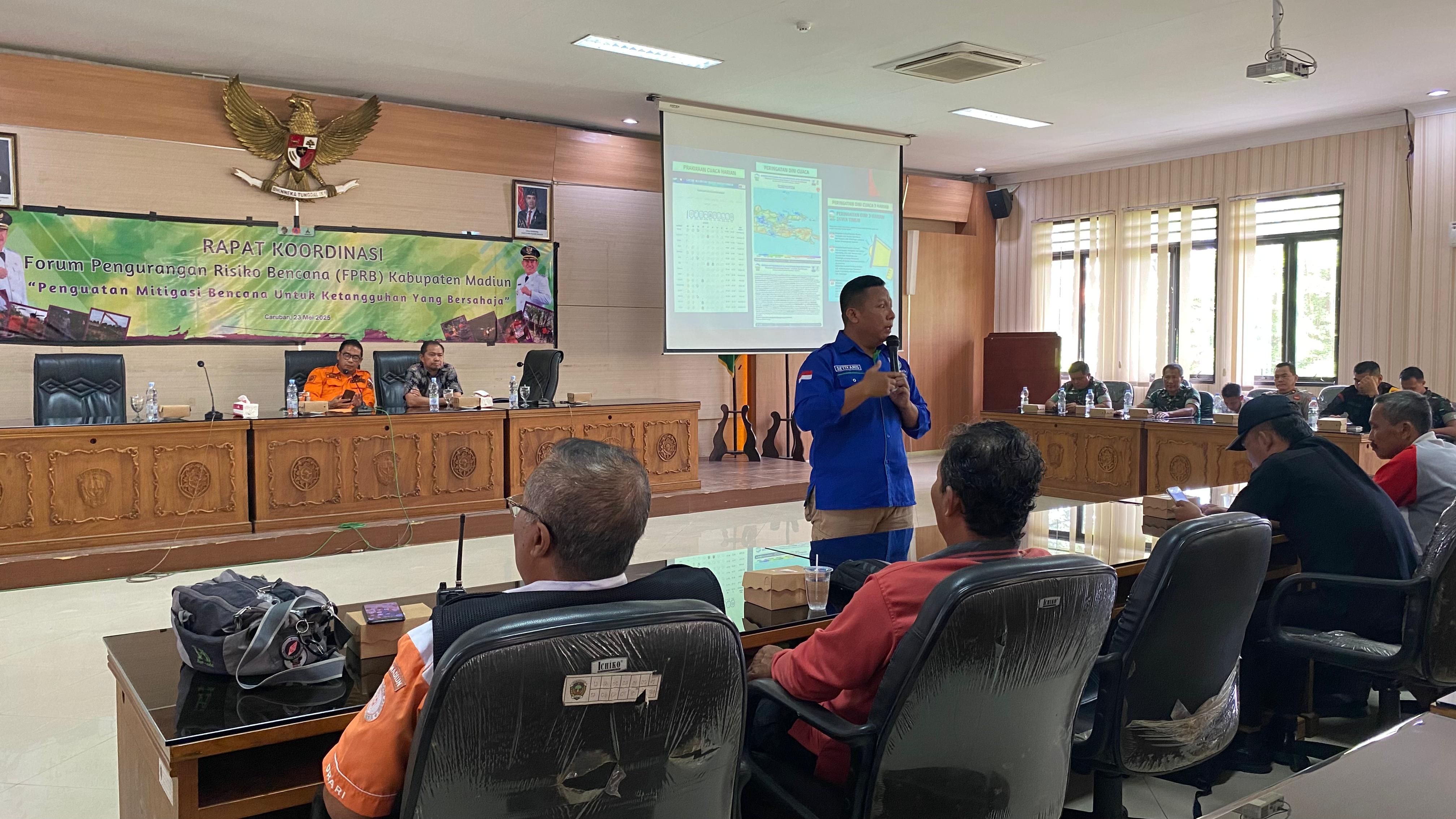 DISKUSI: BPBD Kabupaten Madiun menggelar FPRB bersama jajaran stakeholder dan tokoh masyarakat di Gedung Eka Kapti Puspem Caruban, Jumat (23/5).