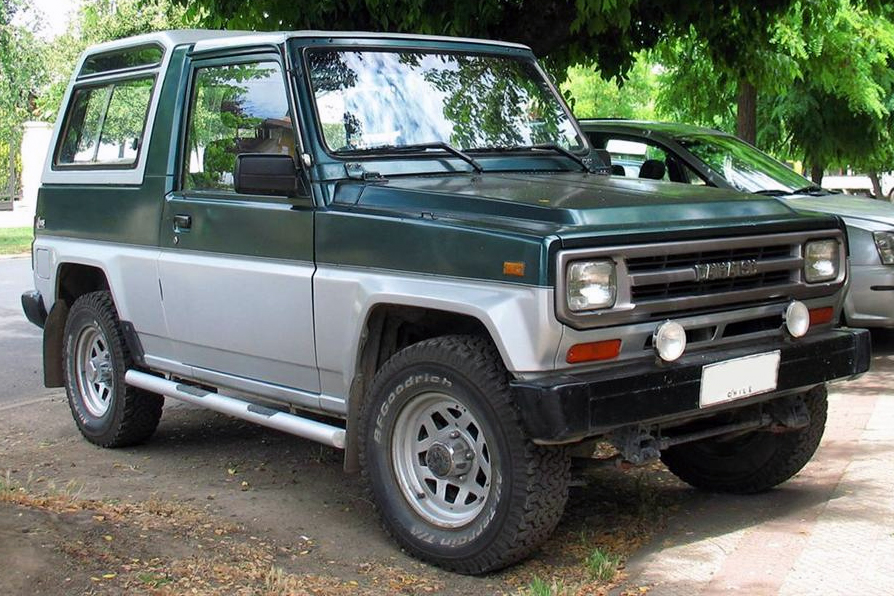 Daihatsu Taft GT, jip diesel legendaris era 1980-an dengan desain bodi kotak, mesin bandel 2.8L, dan varian atap resin lepas yang ikonik.