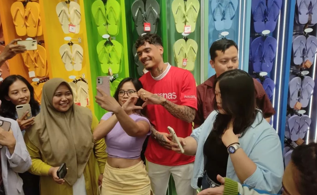 Pemain Timnas Indonesia Shayne Pattynama saat dimintai swafoto oleh para penggemar.