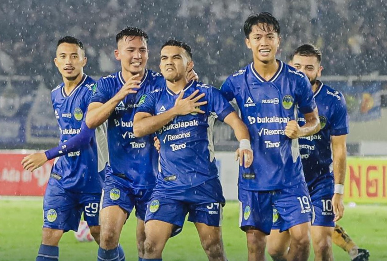 Para pemain PSIM merayakan gol saat berkompetisi di Liga 2. Mereka promosi ke Liga 1 musim 2025/2026.