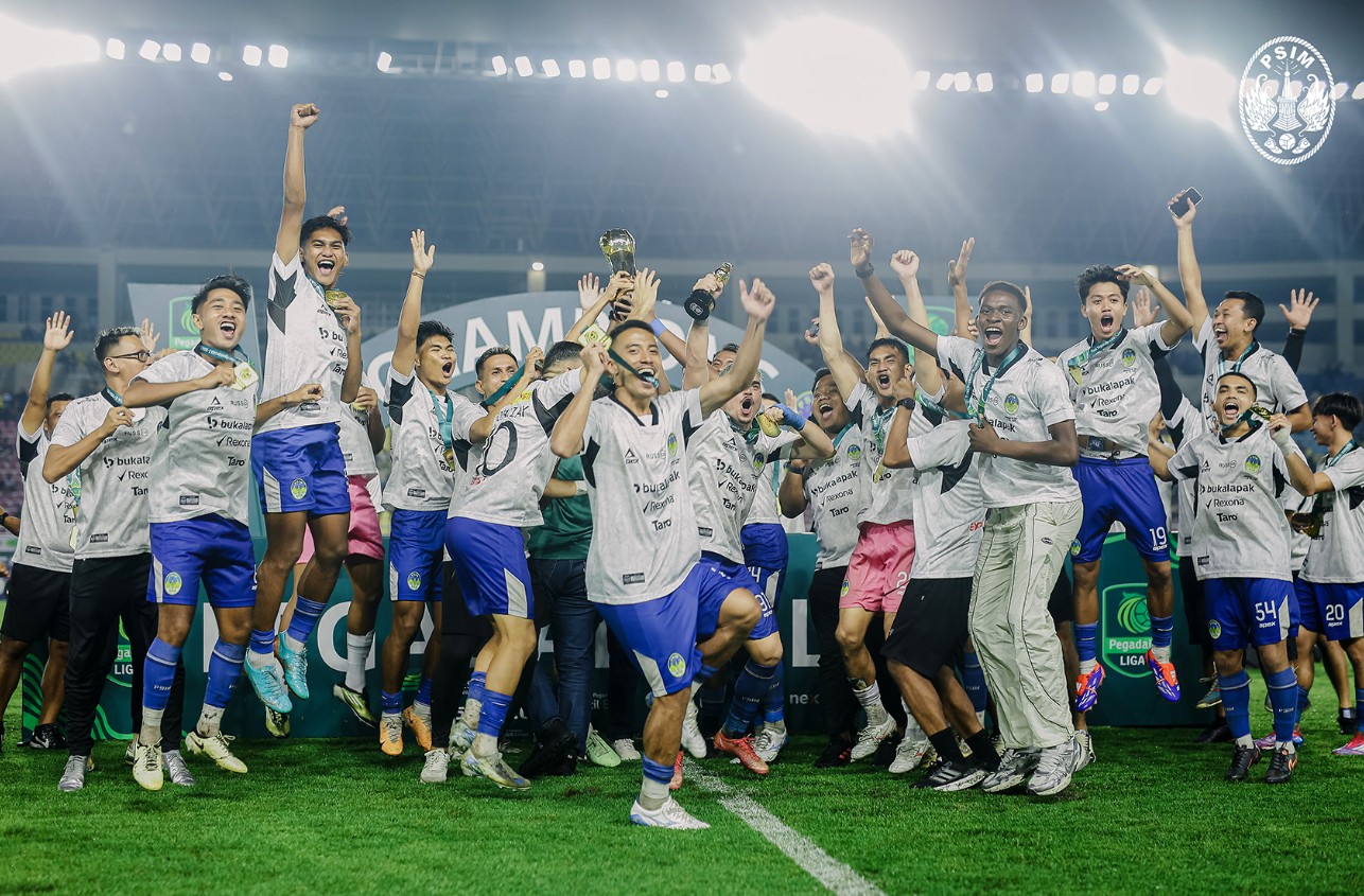 Para pemain PSIM merayakan gelar juara Liga 2 sekaligus tiket promosi kembali ke Liga 1.