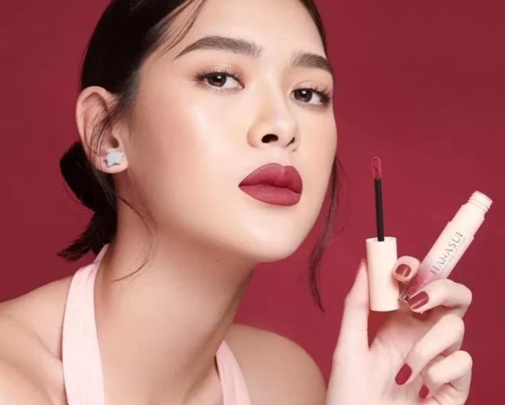 Ilustrasi rekomendasi lipstik matte Hanasui yang harganya terjangkau.