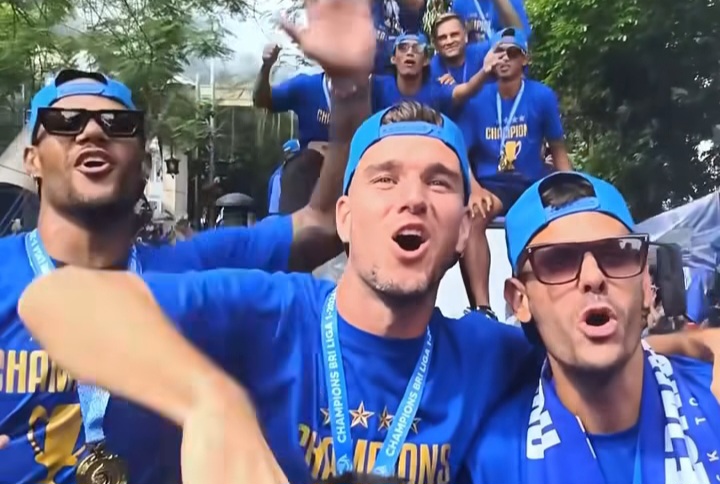 Pawai juara Persib meriah.