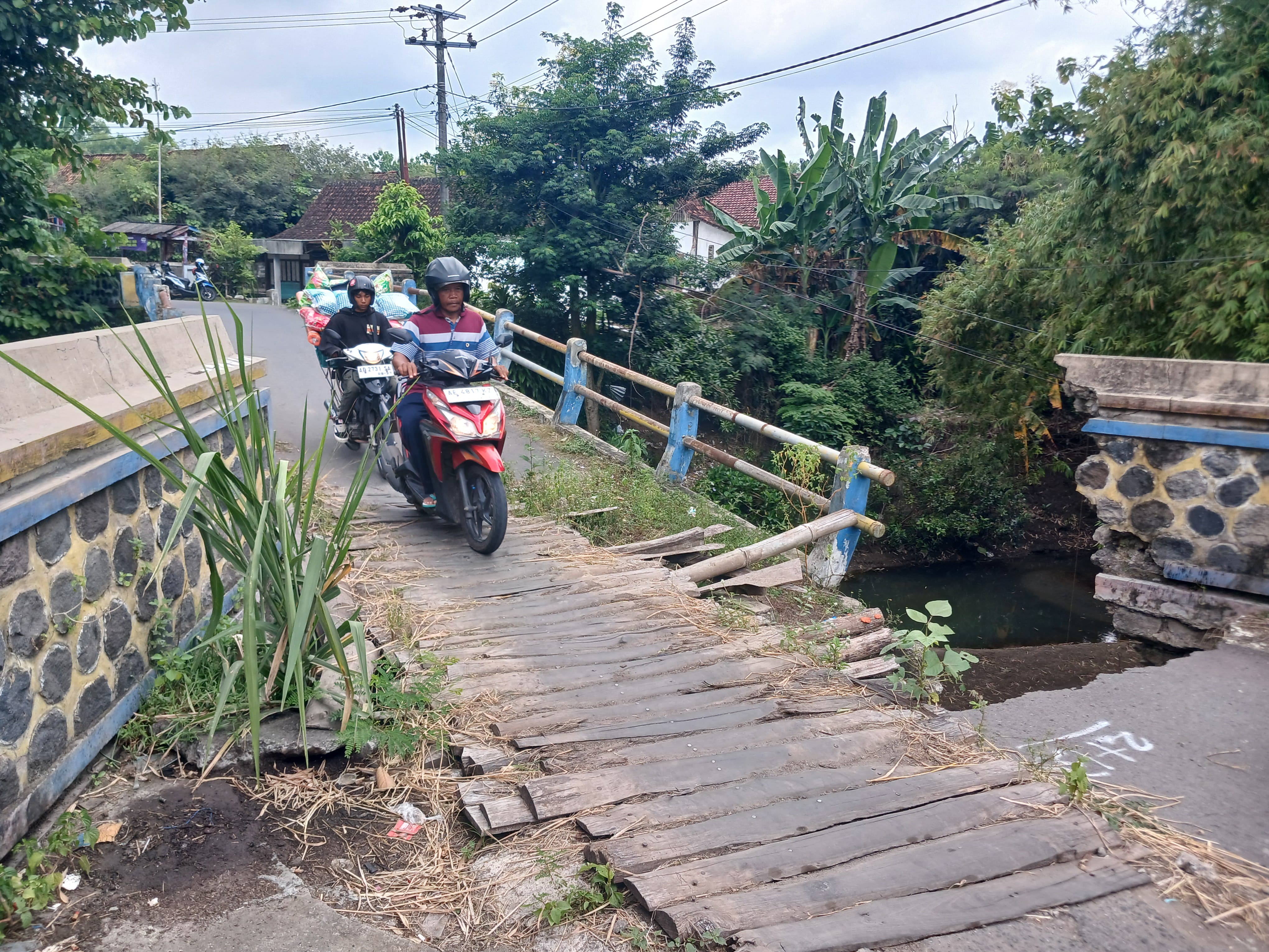 Perbaikan Jembatan Klumutan yang sudah rusak menahun akibat bencana akan dilakukan tahun ini oleh Pemkab Madiun. FOTO: ISTIMEWA