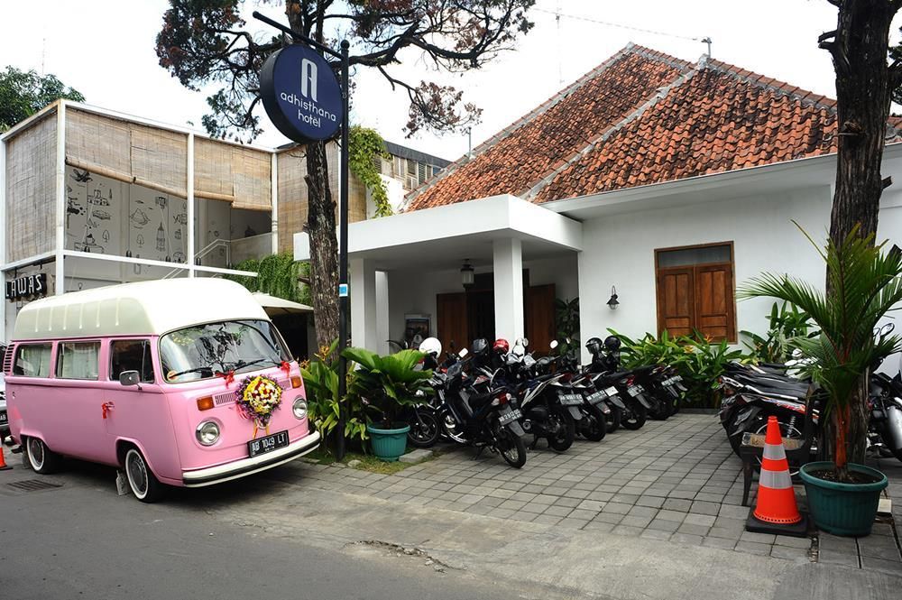 ilustrasi hotel Adhisthana Hotel Yogyakarta untuk liburan keluarga.
