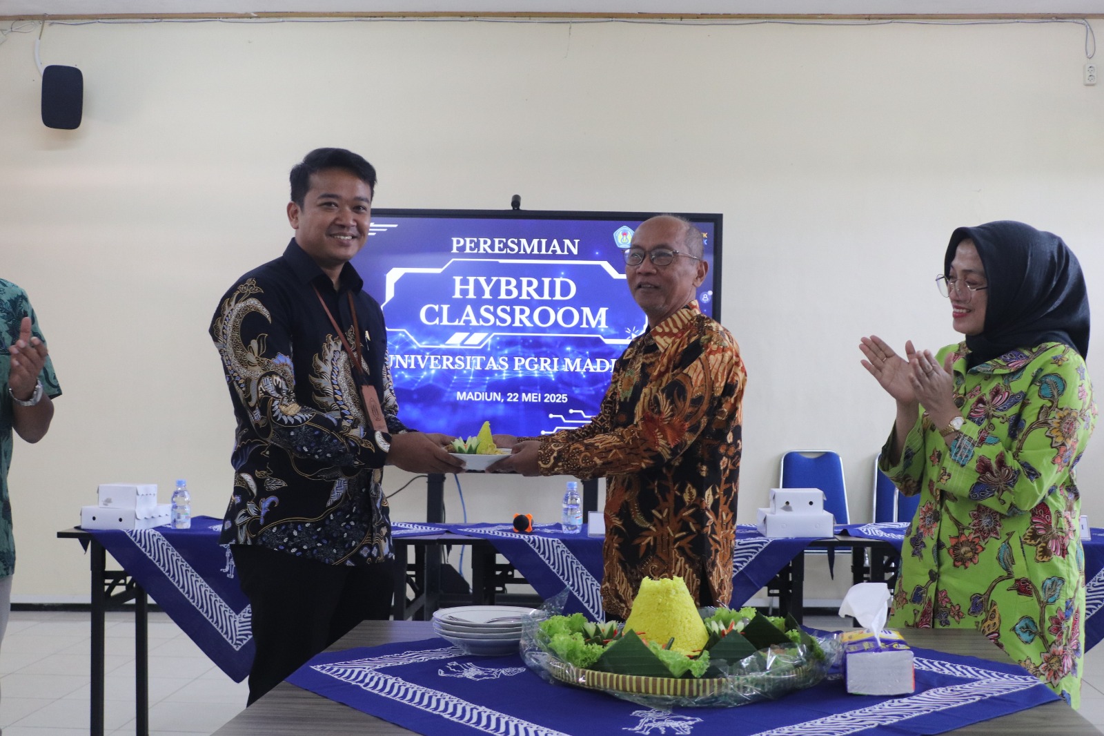 Ruang Hybrid Classroom UNIPMA resmi diluncurkan. Jadi pionir pembelajaran daring dan luring terpadu untuk mahasiswa RPL dan pascasarjana. FOTO: JAWA POS RADAR MADIUN