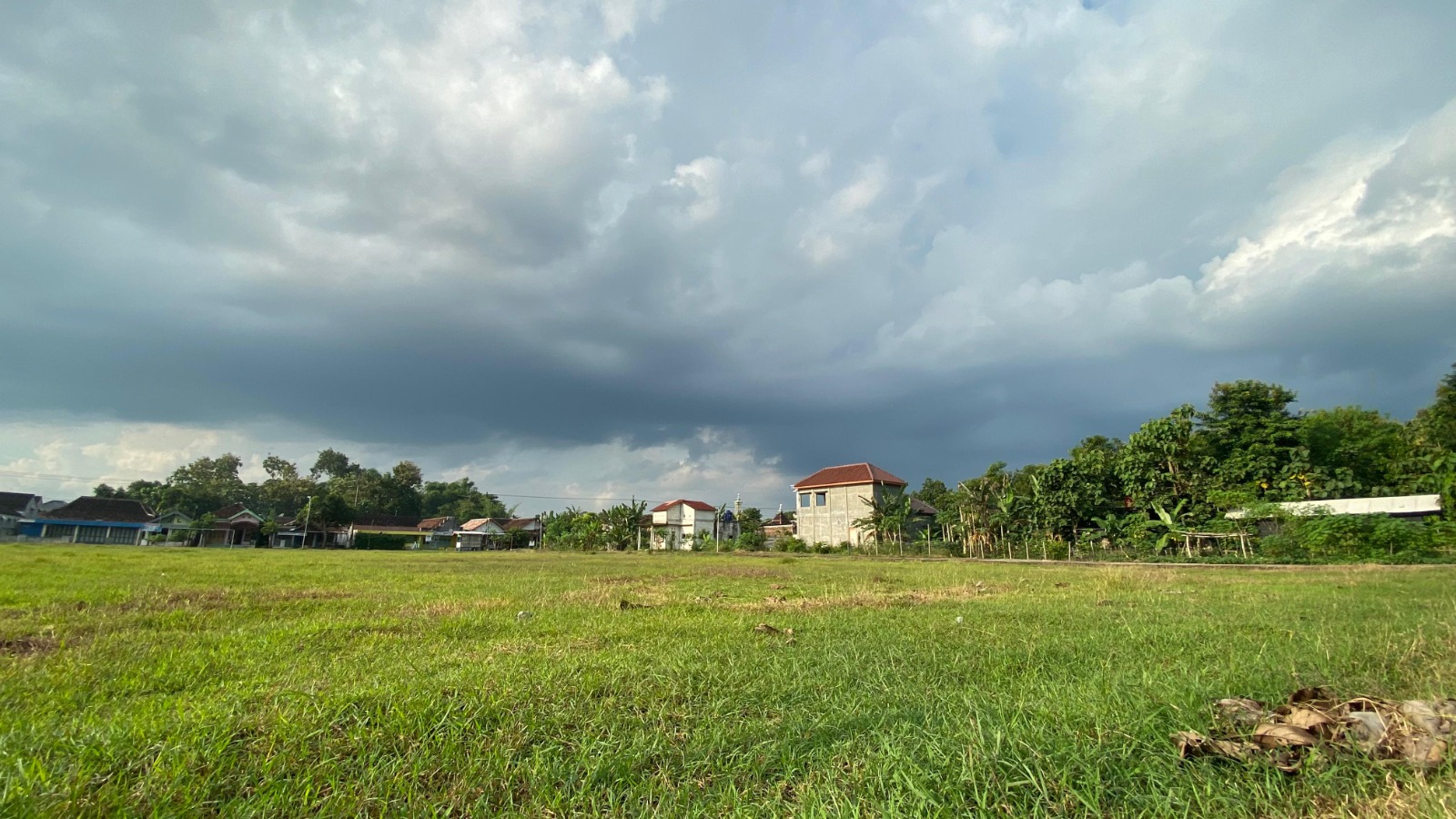 BMKG peringatkan potensi banjir dan longsor di seluruh Indonesia dalam sepekan ke depan. FOTO: DIAN RAHAYU/RADAR MADIUN
