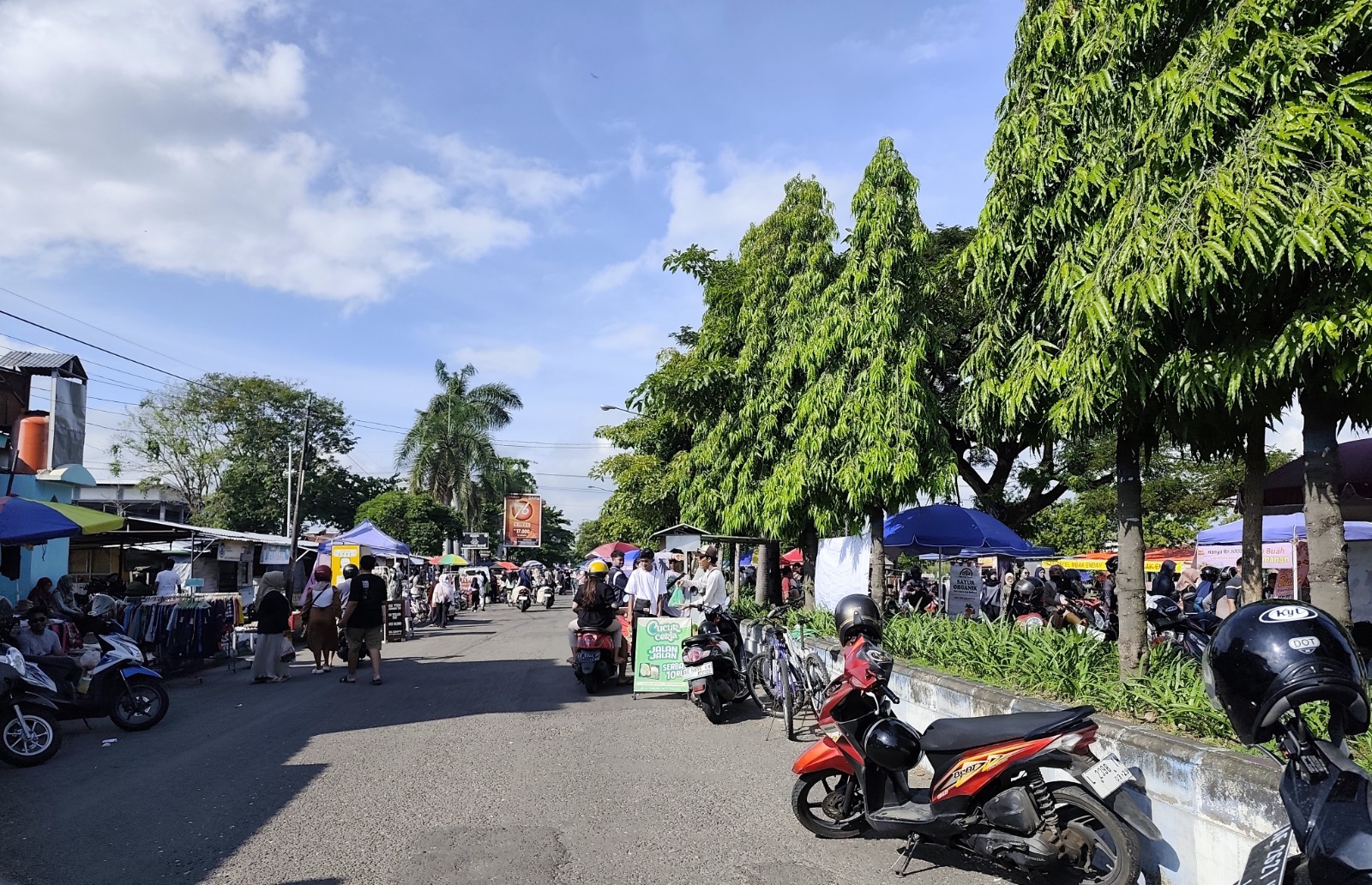 Jalan Baru Ponorogo penuh sesak parkir sepeda motor pengunjung hingga pedagang kaki lima pada Minggu pagi. FOTO: SUGENG DWI N/RADAR PONOROGO