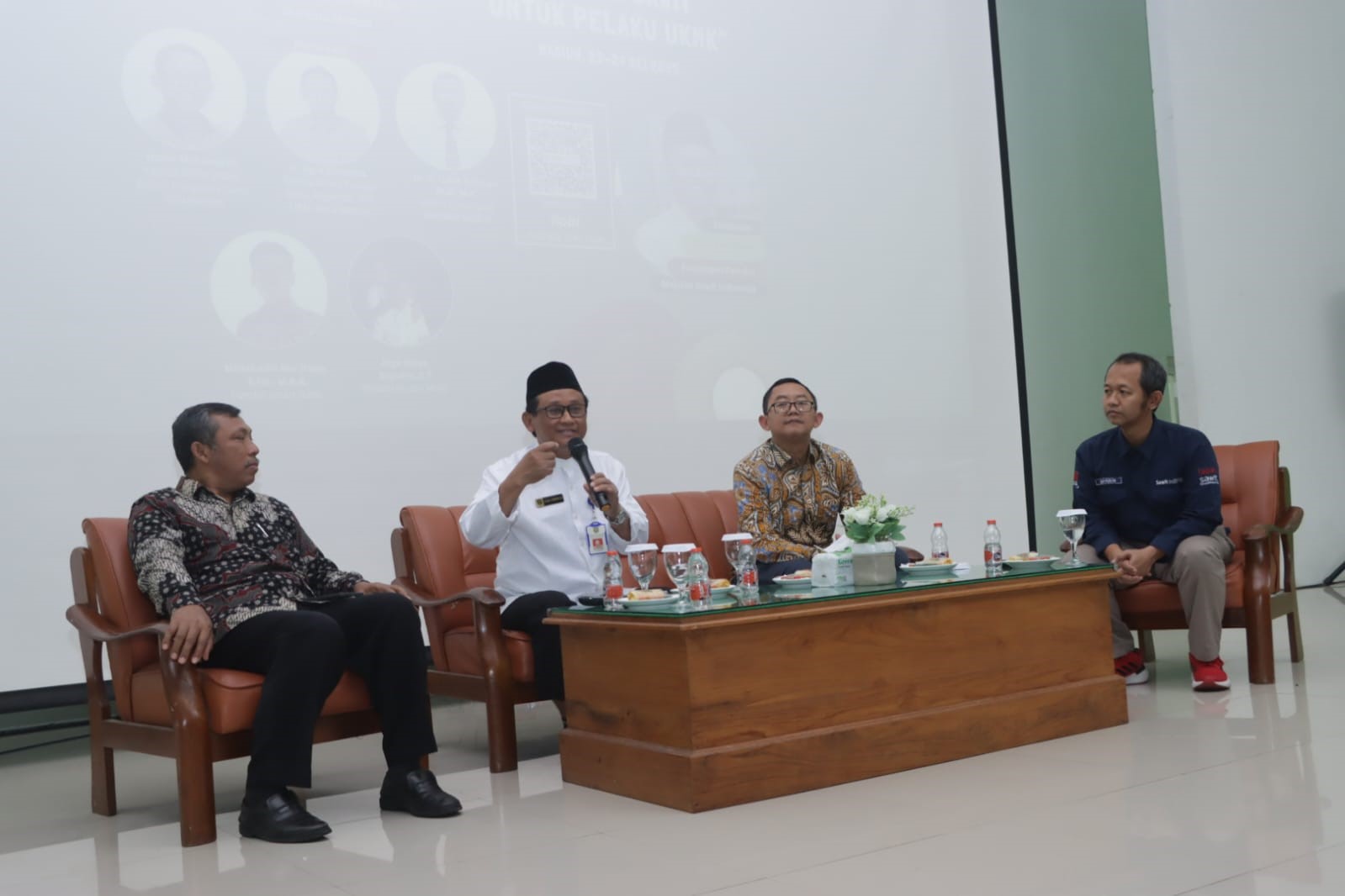 Narasumber workshop temu UKMK dan promosi sawit baik 2025 dari kiri ke kanan yaitu Luluk Sulistiyo Budi, Agus Siswanta, Helmi Muhansyah, dan Qayuum Amri (Pemimpin Redaksi Majalah Sawit Indonesia).