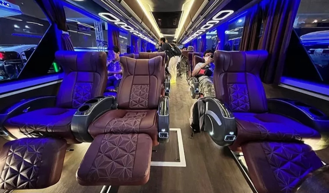 Sleeper bus double seat yang menawarkan kenyamanan maksimal bersama keluarga atau pasangan.