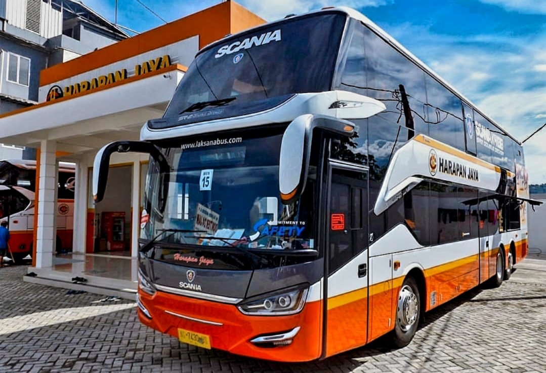 Armada mewah Harapan Jaya, salah satunya sleeper bus Kediri-Jakarta.