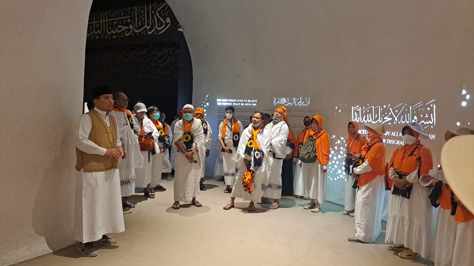 Para calon jemaah haji asal Kota Madiun ketika berada di Makkah di sela-sela menjalankan ibadah harian. FOTO:&nbsp;MUHAMMAD ANSHORI UNTUK RADAR MADIUN